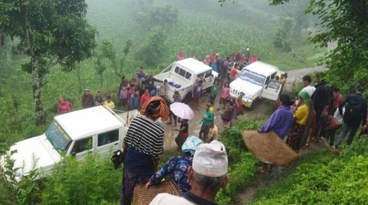 कोदो गोड्ने खेतालाहरू दिउँसोको खाजा खाइरहेको अवस्थामा चट्याङ  परेर दैलेखमा १२ जना घाइते