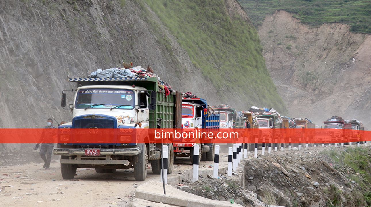 बञ्चरेडाँडामा फोहोर बोकेर गएका टिप्पर र स्काभेटर तोडफोड