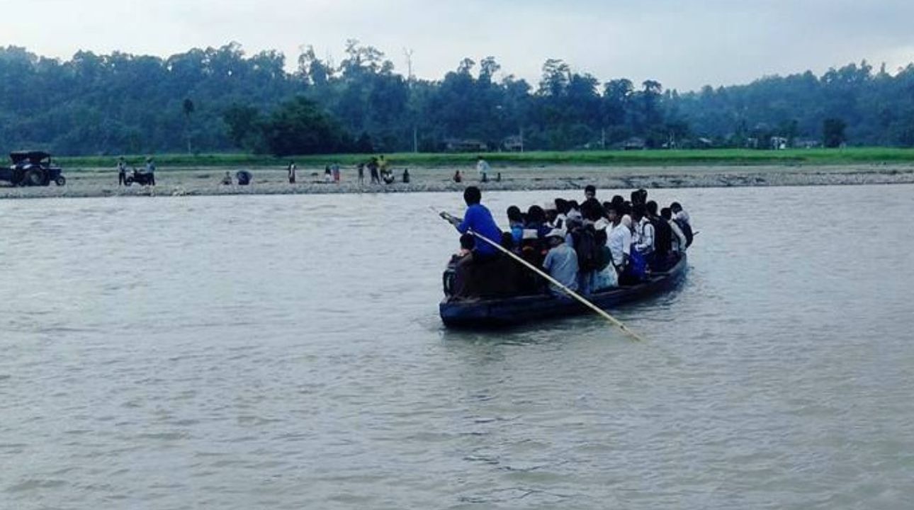 राप्ती नदीमा विद्यार्थी चढेको डुङ्गा पल्टिँदा २४ जना घाइते