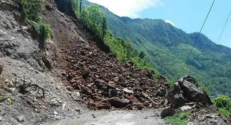 पहिरोका कारण मकवानपुरका  विभिन्न सडकखण्ड अवरुद्ध