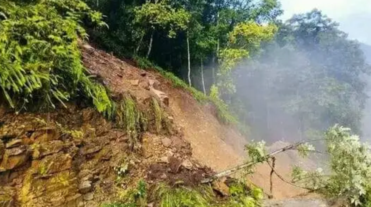पहिरो खस्दा आज बिहान देखी वेशीसहर चामे सडक अवरुद्ध