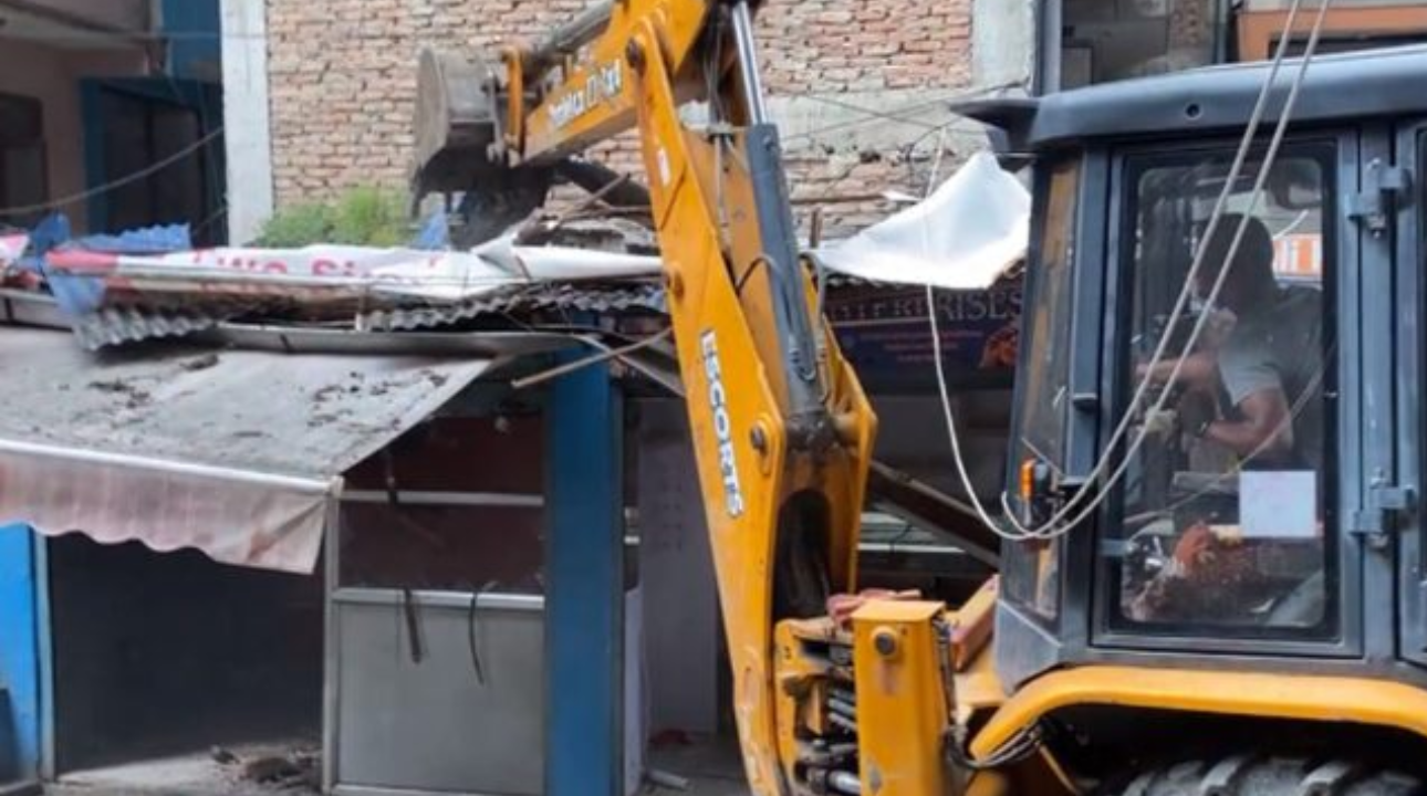 न्युरोडको आरबी कम्प्लेक्समा चल्यो महानगरपालिकाको डोजर