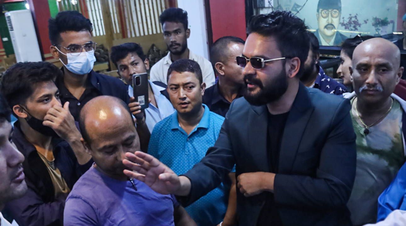 काठमाडौंका मेयर र अल्फाबेटाका प्रतिनिधिबीच बाझाबाझ