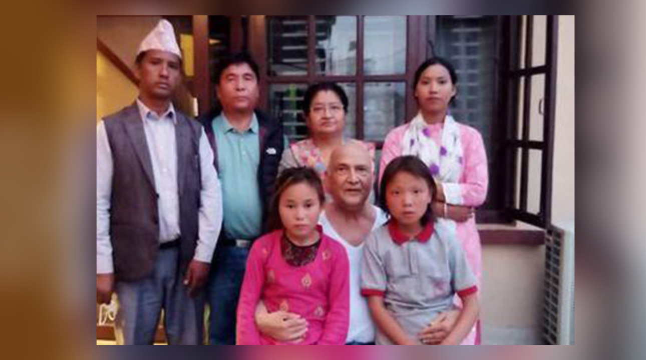 परीवारमा छायो खुसी : मुगुका दुई बुबा नभएका  बालिकालाई ओलीको अभिभावकत्व