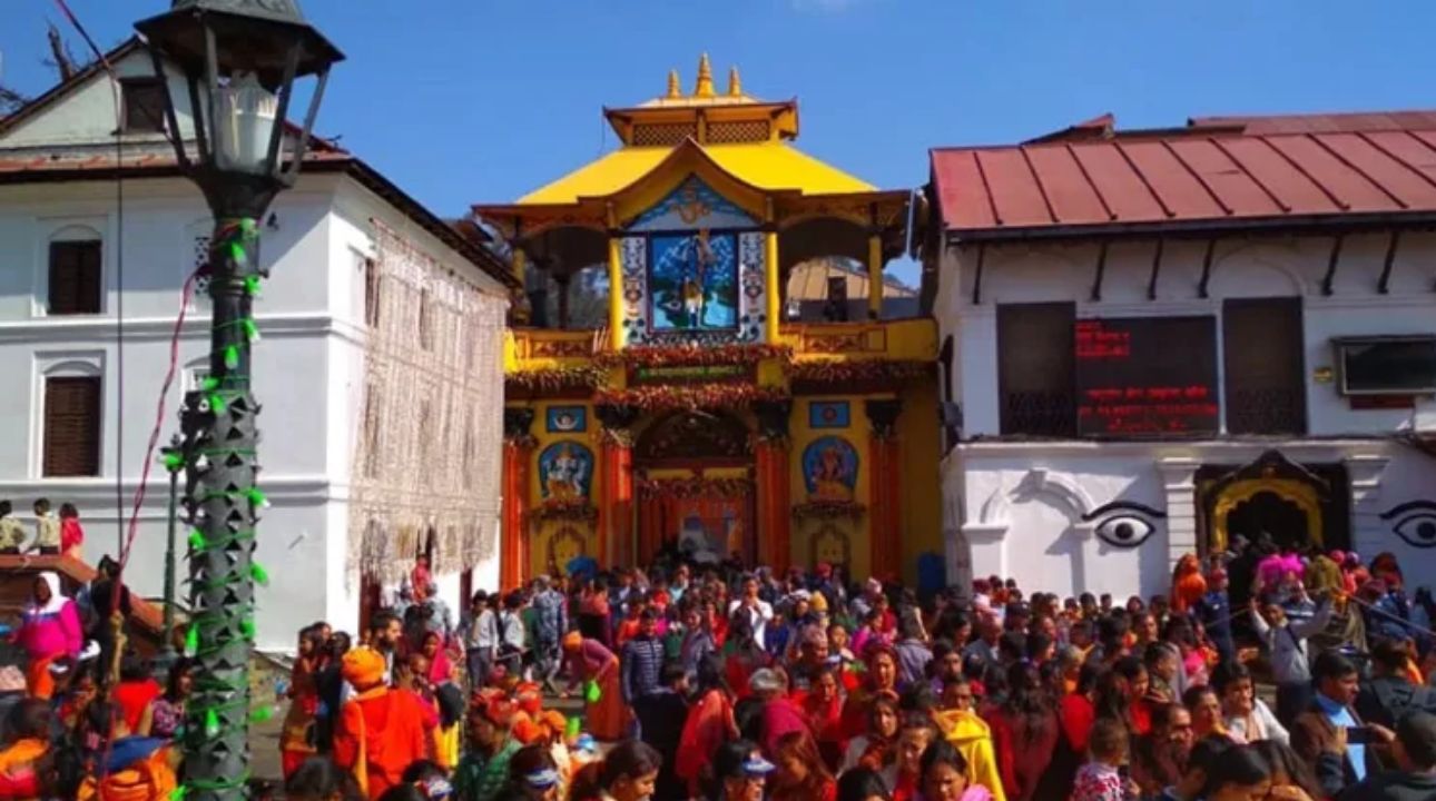 तीजमा पशुपति मूल मन्दिर परिसरको तस्बिर खिचे जरिवाना