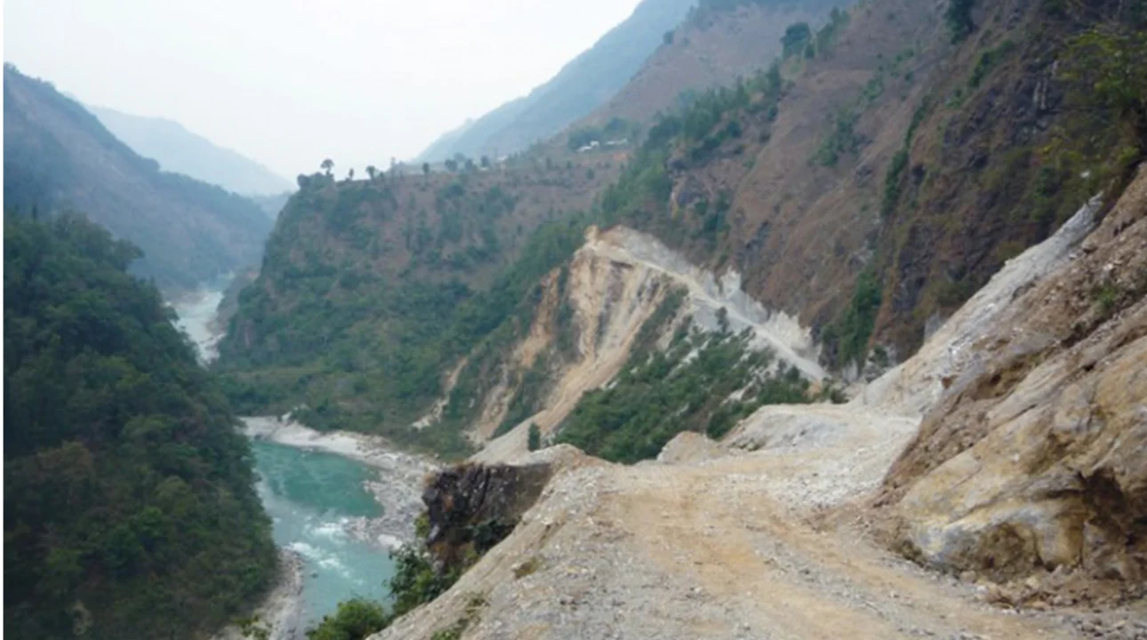 पहिरोको  कारण कालीगण्डकी करिडोर अवरुद्ध
