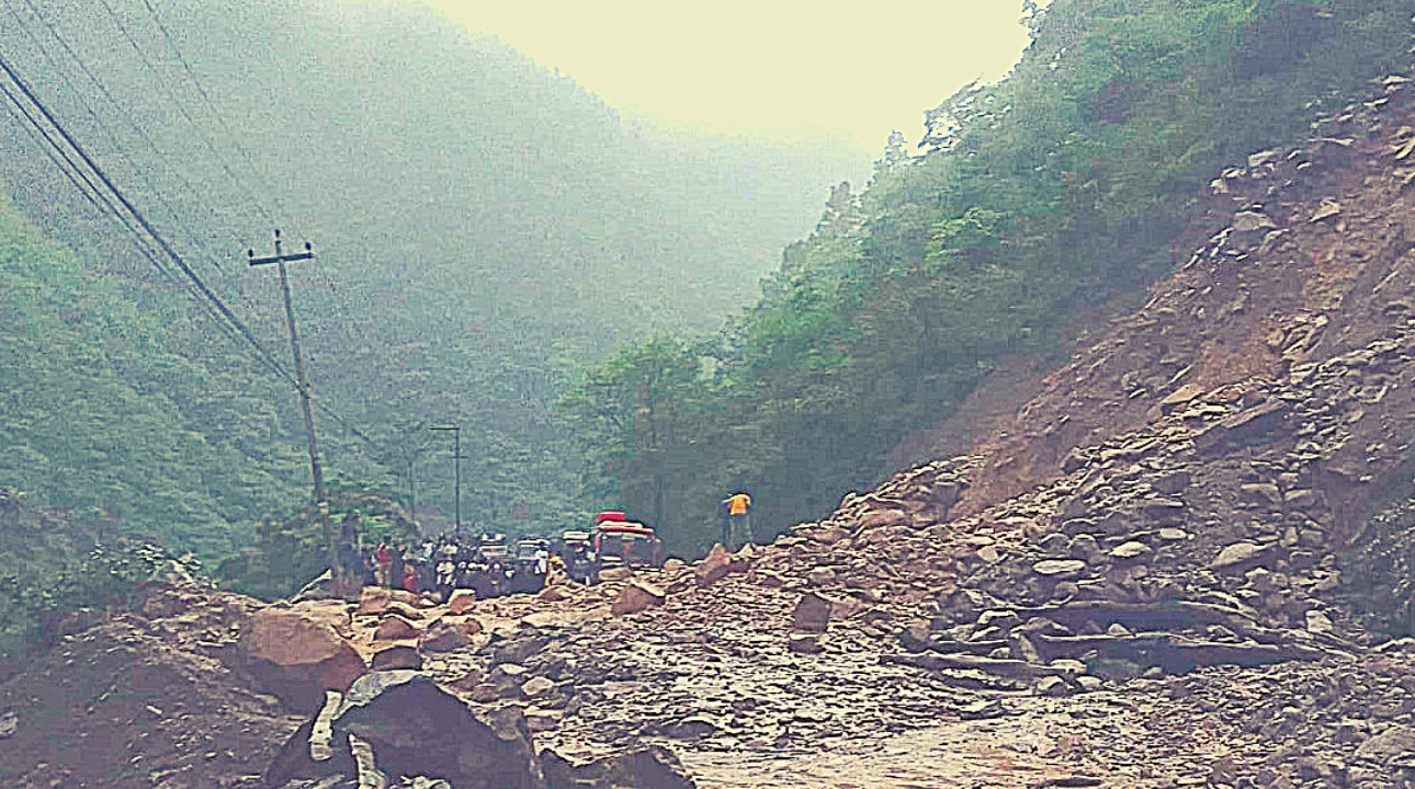 पहिरो  हटाएसँगै नारायणगढ–मुग्लिन सडकखण्ड सुचारु