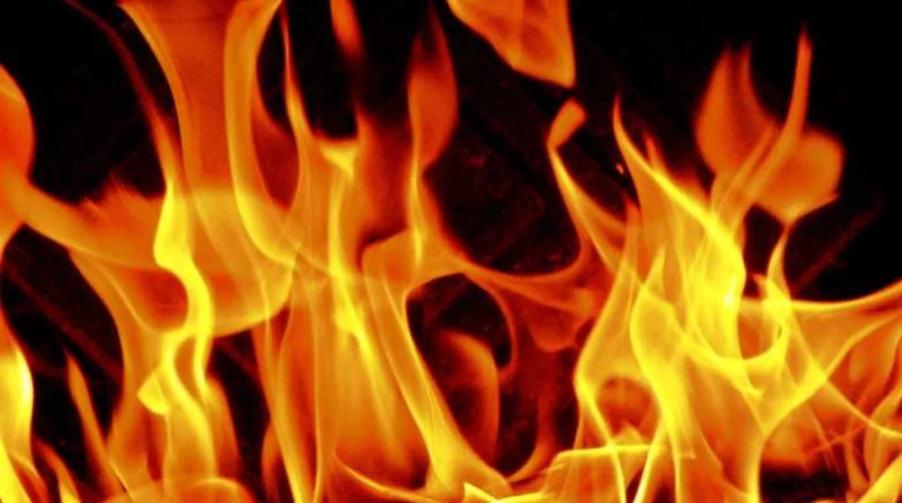 पूर्वी नवलपरासीका दुई घरमा आगलागी हुँदा  १३ लाख बराबरको क्षती