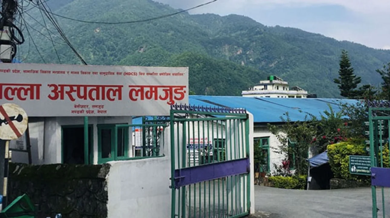 रोजगारीको ग्यारेण्टी नभएपछि लमजुङ अस्पतालका स्वास्थ्यकर्मी आन्दोलित