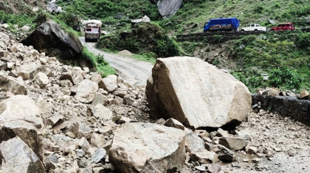 बाढीका कारण कर्णाली राजमार्गमा समस्या
