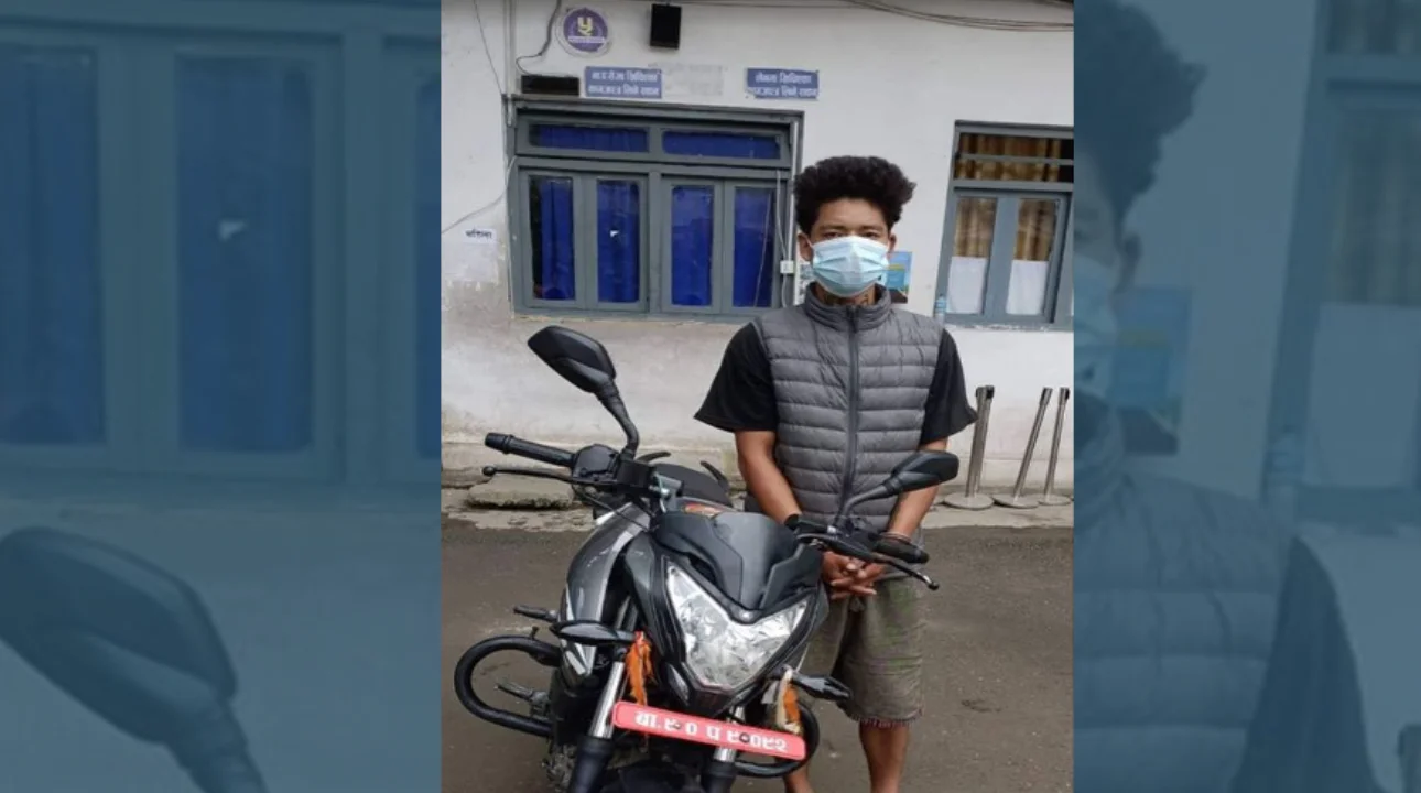 मोटरसाइकल  चोरी गर्ने एक किशोर पक्राउ