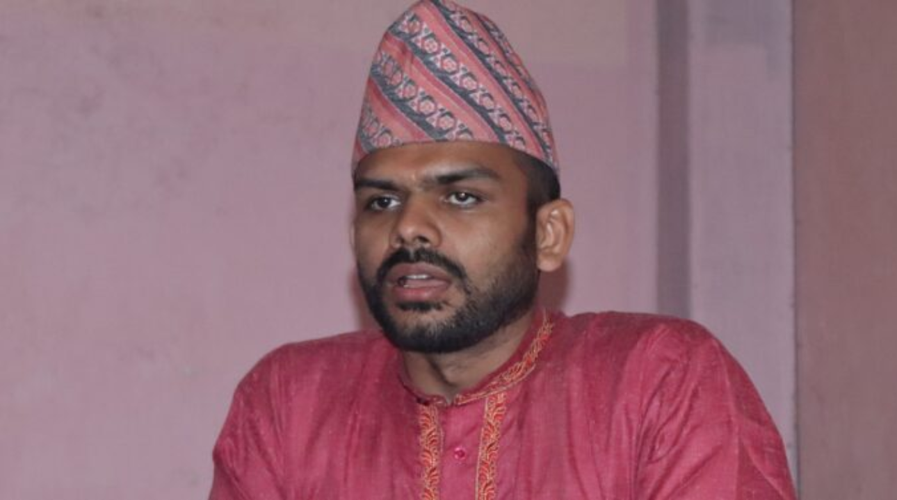 चुनाव लड्न डडेल्धुरामा चन्दा उठाउदै सागर ढकाल