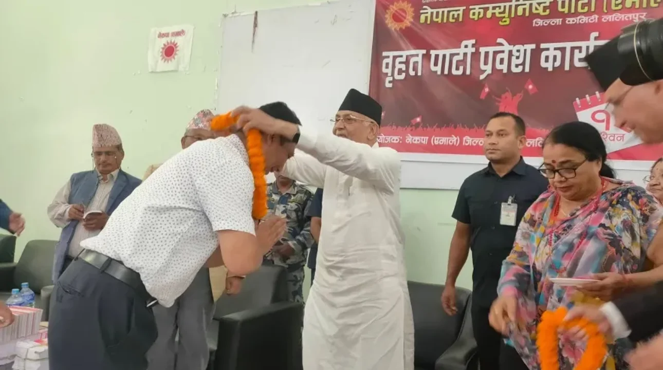 नेकपा माओवादीका १५० भन्दा धेरै नेता तथा कार्यकर्ताहरुले गरे एमाले प्रवेश