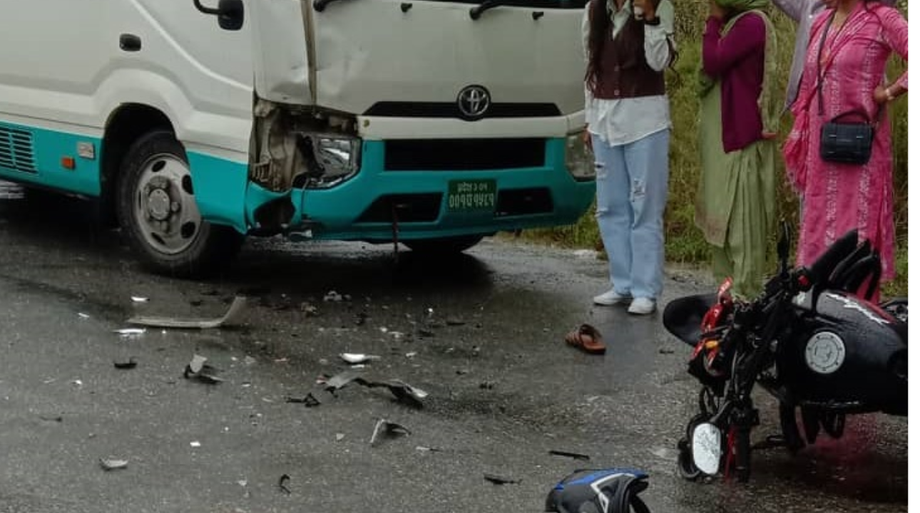 स्याङ्जामा बस र मोटरसाइकल ठोक्किँदा १ जना घाइते