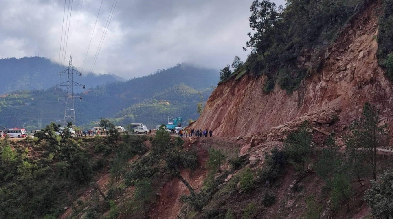 अविरल वर्षाका कारण विभिन्न राजमार्गहरू अबरुद्ध