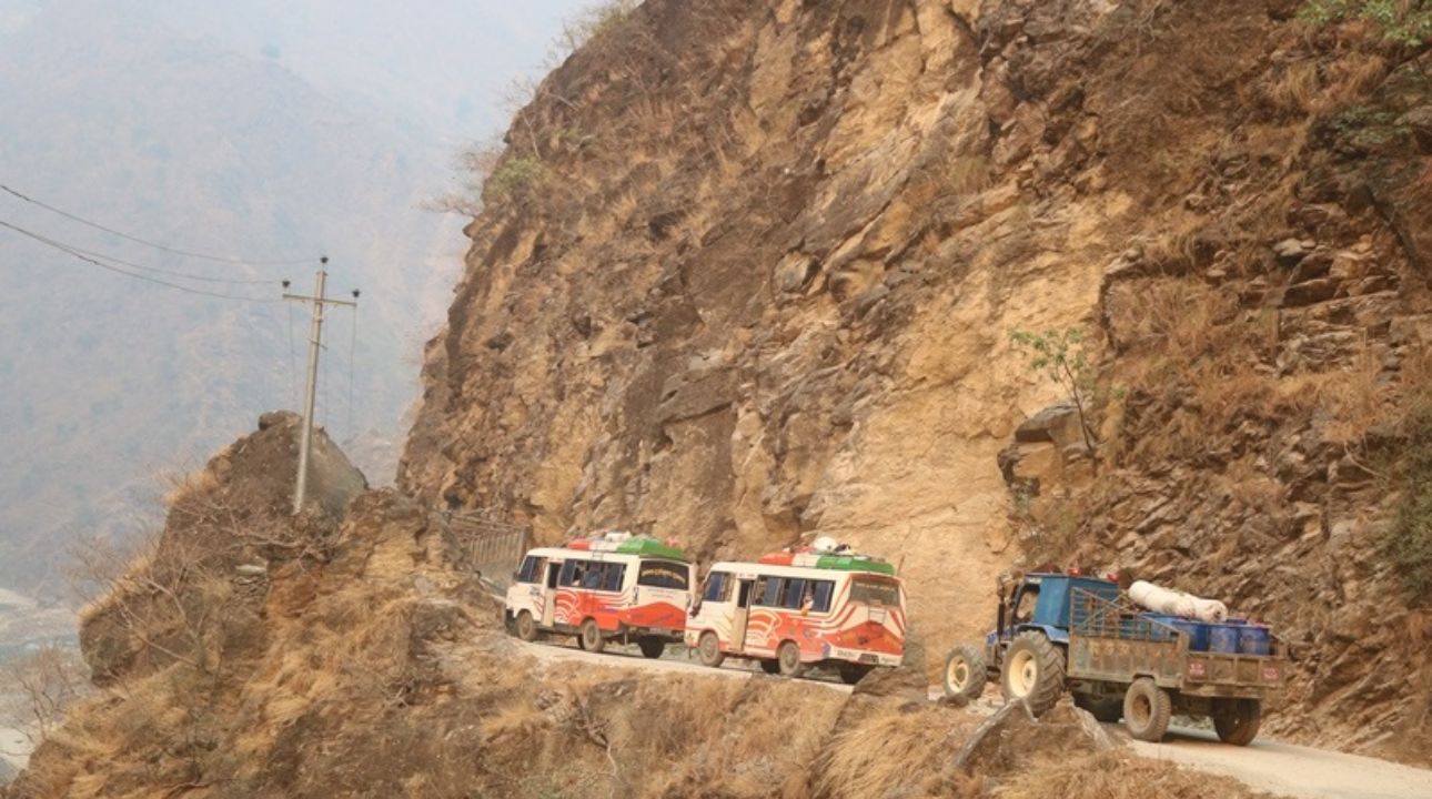पहिरोले महाकाली राजमार्ग अवरुद्ध