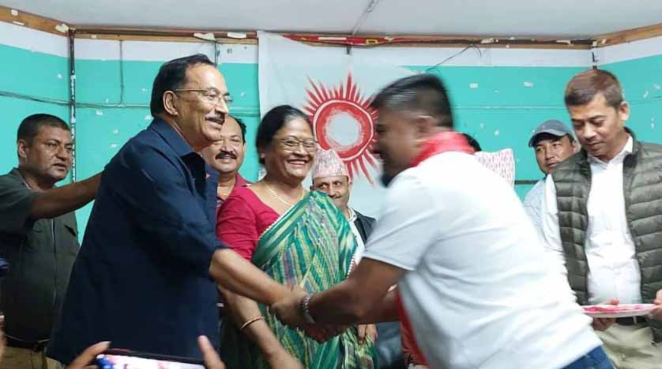 माओवादी  नेतालाई एमाले प्रवेश गराउदै  कमल थापाले  भने - सूर्य चिह्नबाट चुनाव लड्नु गौरवको कुरा
