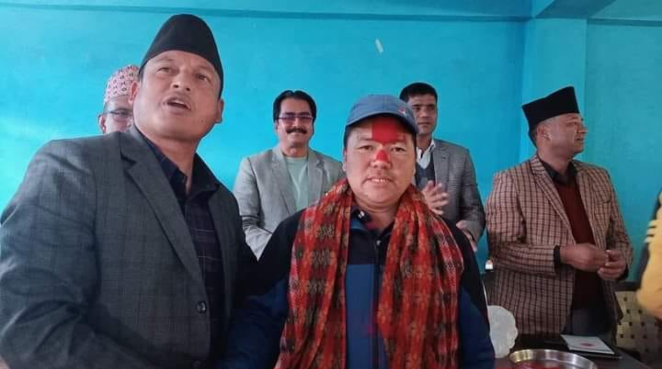 एकीकृत समाजवादीका बाजुरा अध्यक्षले गरे एमाले प्रवेश