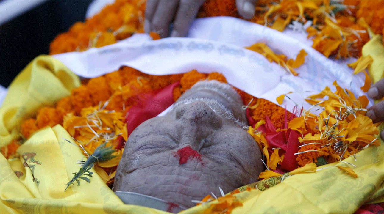अन्तिम श्रद्धाञ्जलीका लागि सत्यमोहन जोशीको शव ललितपुर महानगर  लगियो