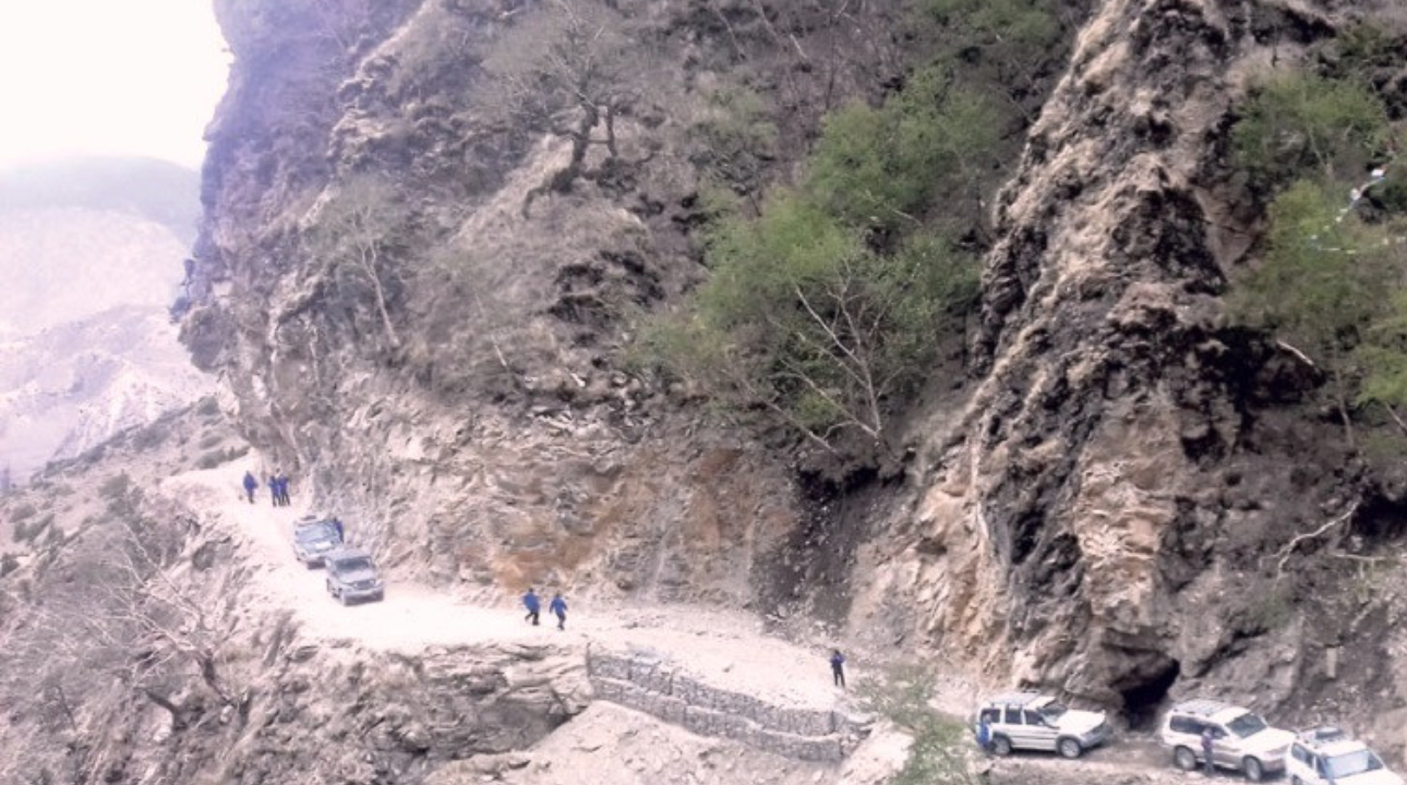 पहिरोका कारण बेनी सडक अवरूद्ध