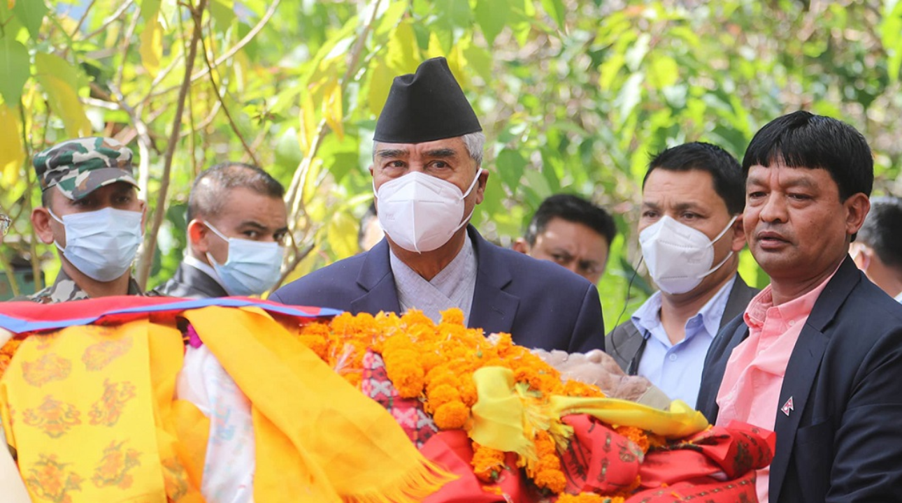 प्रधानमन्त्री देउवाले ओढाए सत्यमोहनको पार्थिव शरीरमा राष्ट्रिय झण्डा