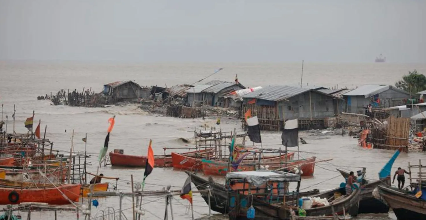 बंगलादेशमा आएको सितरंग आँधीका कारण २४ जनाको मृत्यु,२० हजार मानिसहरु भोलामा फँसे