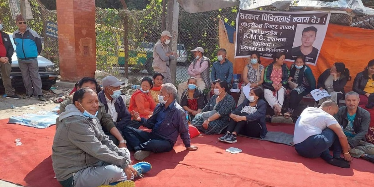 चिकित्सकको लापरबाहीले बिरामीको मृत्यु भएको भन्दै केएमसी विरुद्ध आन्दोलनमा उत्रिएका मृतकका परिवार