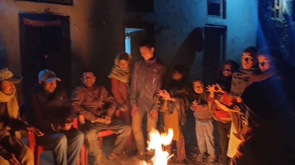 भूकम्पको डरले बझाङमा अधिकांश घरबाहिर आगो तापेरै बसे