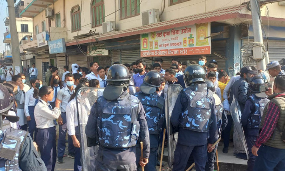 धनगढीमा  विद्यार्थीहरुको आन्दोल चर्के पछि  निषेधाज्ञा  देखी अश्रु ग्यास प्रहार