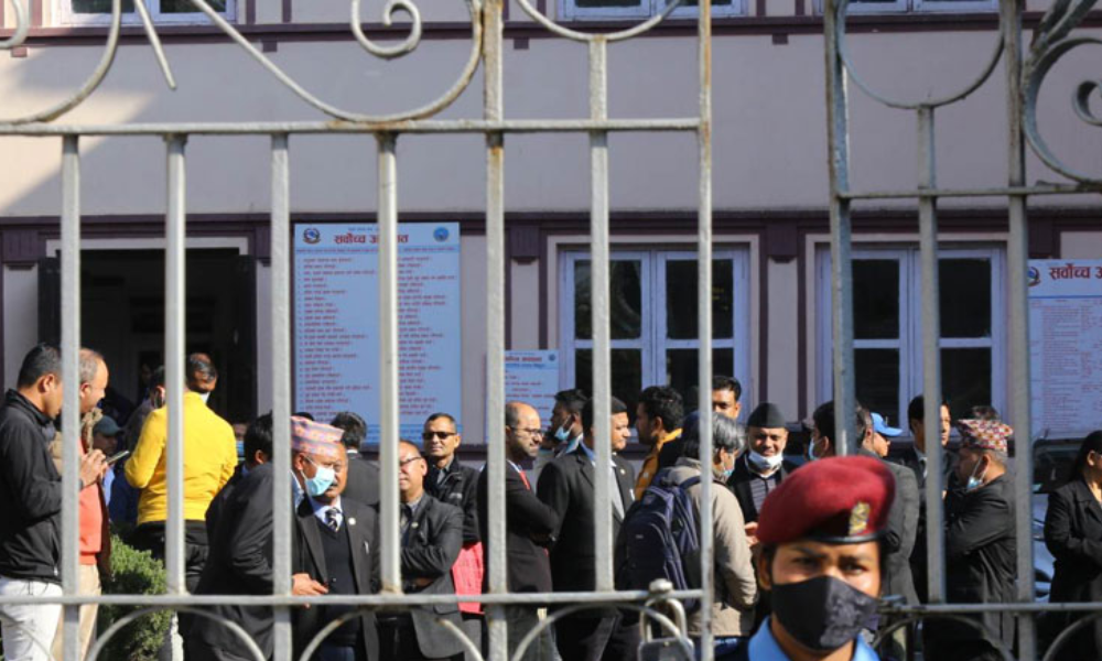 चोलेन्द्रलाई सर्वोच्च छिर्न नदिन  धर्ना