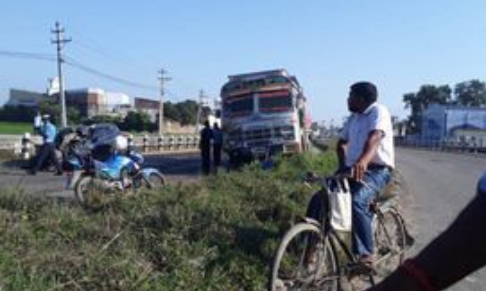 रौतहटमा रोकिराखेको ट्रकमा मोटरसाईकल ठोक्किदा दुईजनाको मृत्यु,एक गम्भीर घाइते