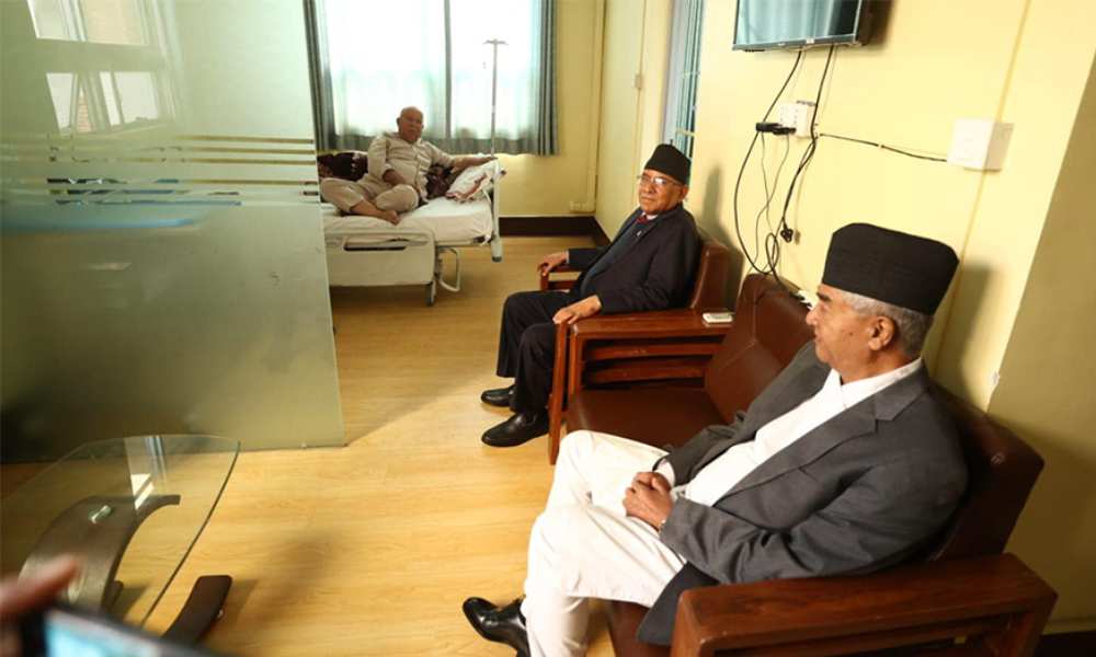 माधव नेपाललाई भेट्न शिक्षण अस्पताल पुगे  प्रधामन्त्री देउवा र प्रचण्ड