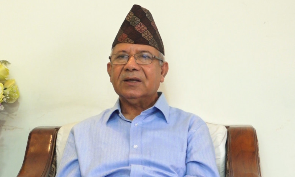 छाती दुख्ने समस्याको उपचार गाराई रहेका माधव नेपाल शपथ लिन संसदमा, फेरि अस्पताल जाने