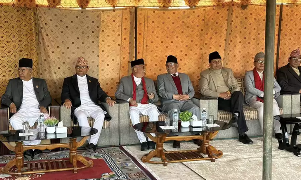 एकै ठाउमा देखिए ओली र प्रचण्ड