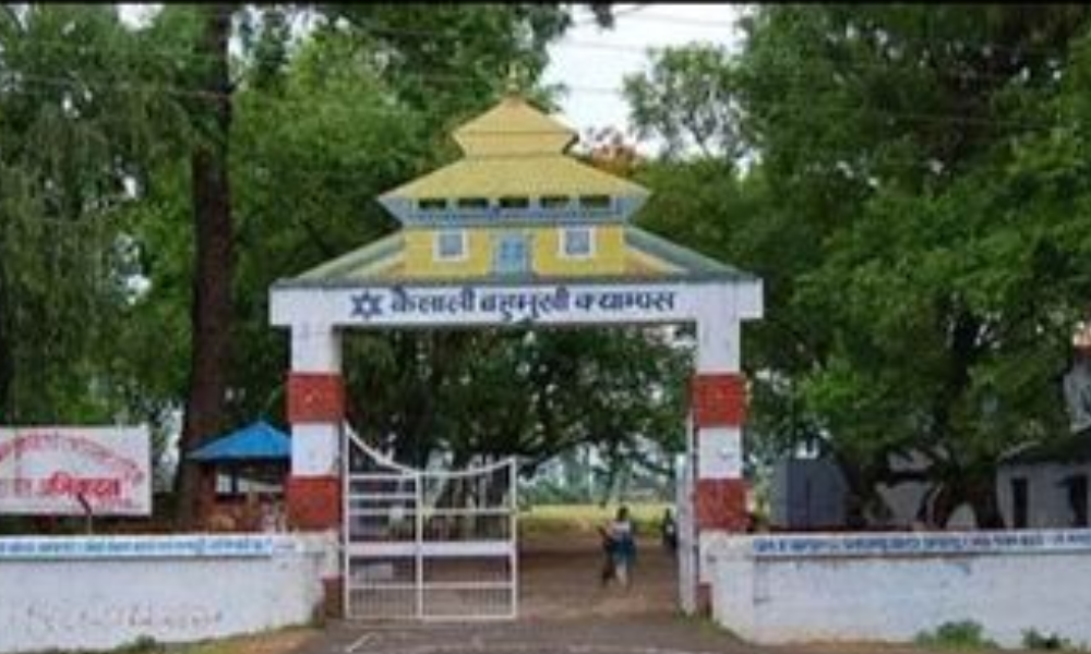 कैलाली बहुमुखी क्याम्पसका प्रमुख धर्मराज उपाध्यायको कार्यकक्षमा तालाबन्दी