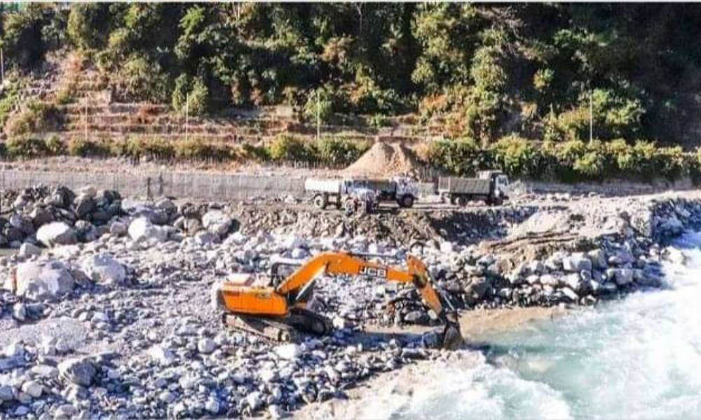 महाकाली नदीमा भारतीय पक्षले नदीको धार परिवर्तन हुने गरी फेरि तटबन्ध निर्माणको काम अगाडि बढायाे