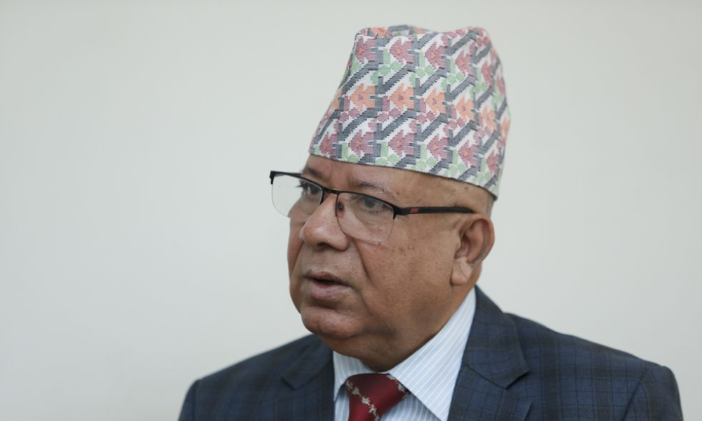 पोलिट्ब्यूरो बैठकमा माधव नेपाल आफ्नो नेताको बद्ख्वाइ गर्ने, अरुको प्रशंसा गर्ने भन्दै आगो बनेपछि...