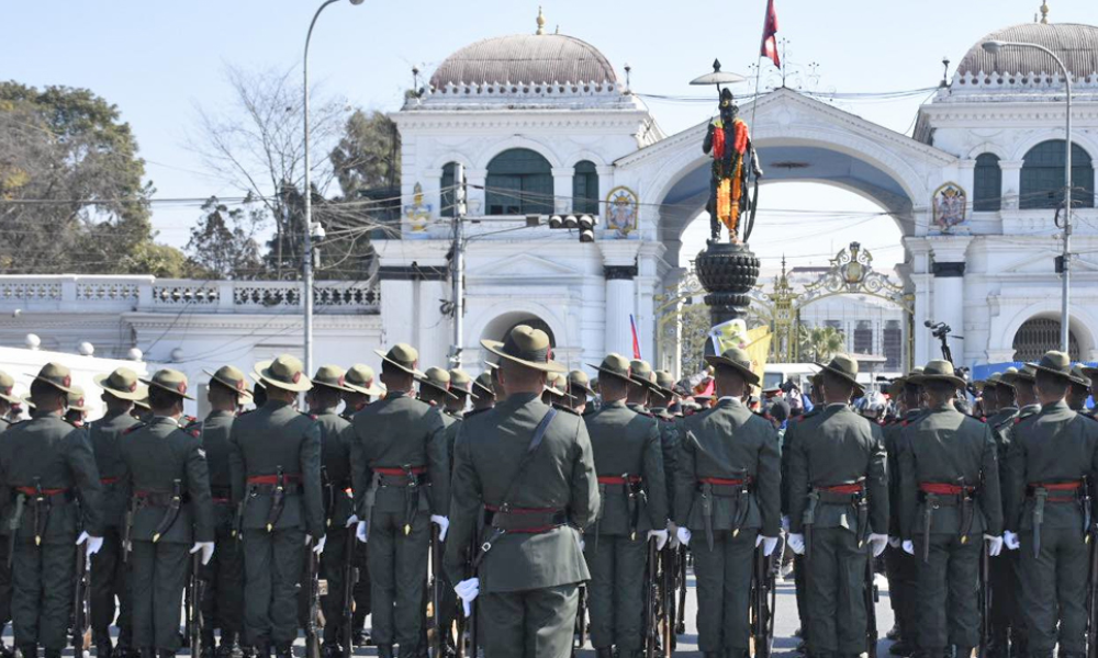 राष्ट्रपति भण्डारीद्धारा सिंहदरबार पश्चिम गेट अगाडि रहेको  पृथ्वीनारायणको शालिकमा माल्यार्पण