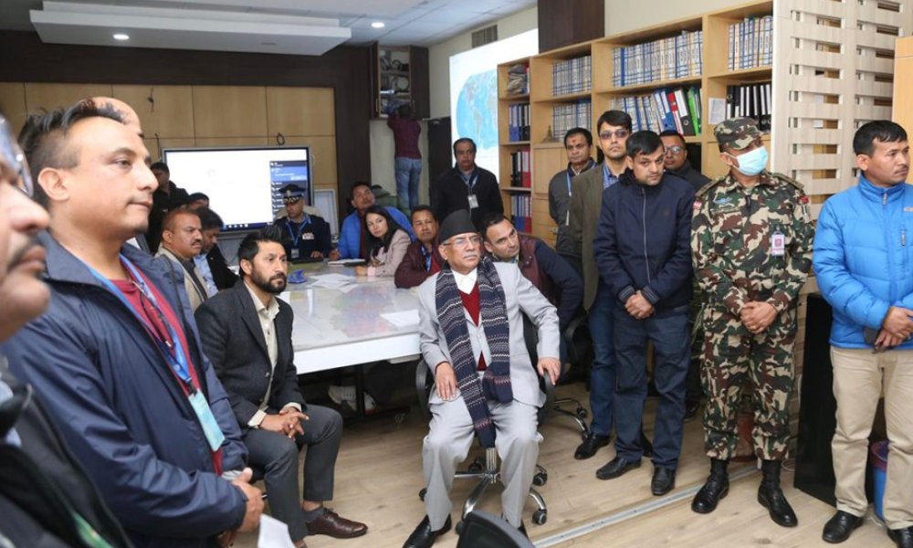 उद्धारको निरीक्षण गर्न त्रिभुवन विमानस्थलको कन्ट्रोल रुममा प्रधानमन्त्री प्रचण्ड