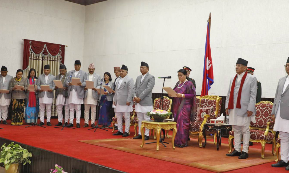 नवनियुक्त मन्त्रीहरूले लिए शपथ