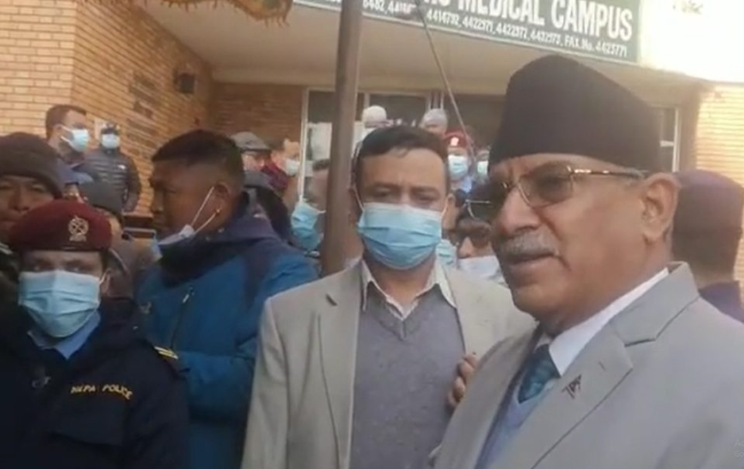 प्रधानमन्त्रीले भेटे विमान दुर्घटनामा परेर  मृत भएका परिवारलाई