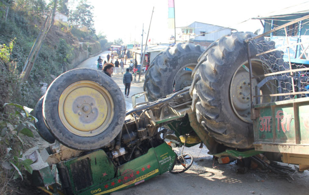 कैलालीमा ट्रयाक्टर दुर्घटना हुँदा सहचालकको मृत्यु