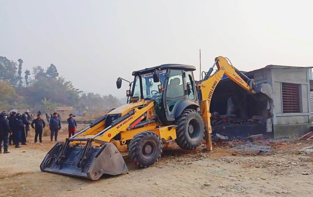 हर्क साम्पाङले धरानमा चलाए डोजर