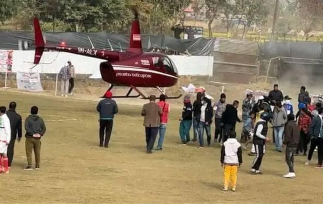 स्याङ्जामा एका-एक फुटबल मैदानमा हेलिकोप्टर उतार्ने पाइलट निलम्बन