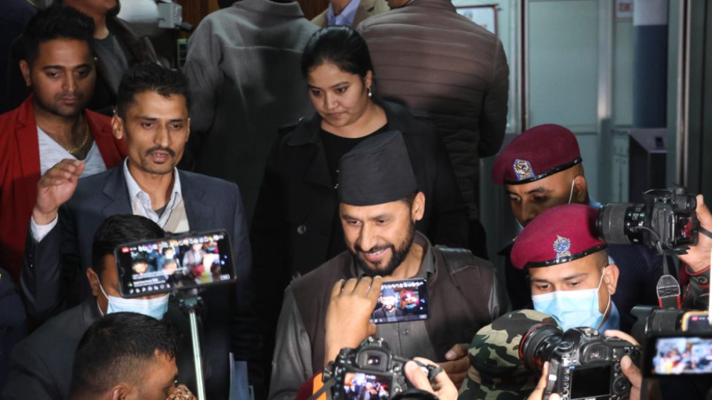 संसद पद गुमाएका लामिछानेले प्रधानमन्त्रीसमक्ष  बुझाए राजीनामा