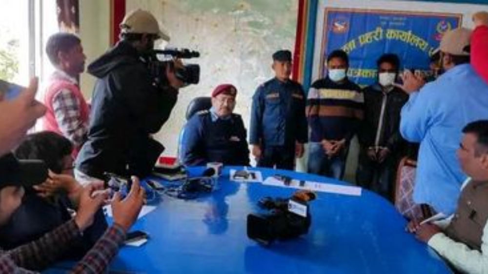 धनुषामा पेस्तोलसहित पक्राउ परेका दुई जनालाई प्रहरीले गरे सार्वजनिक