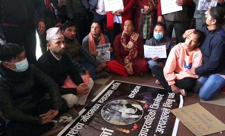 हिमाल अस्पतालमा पीडित पक्षको धर्ना