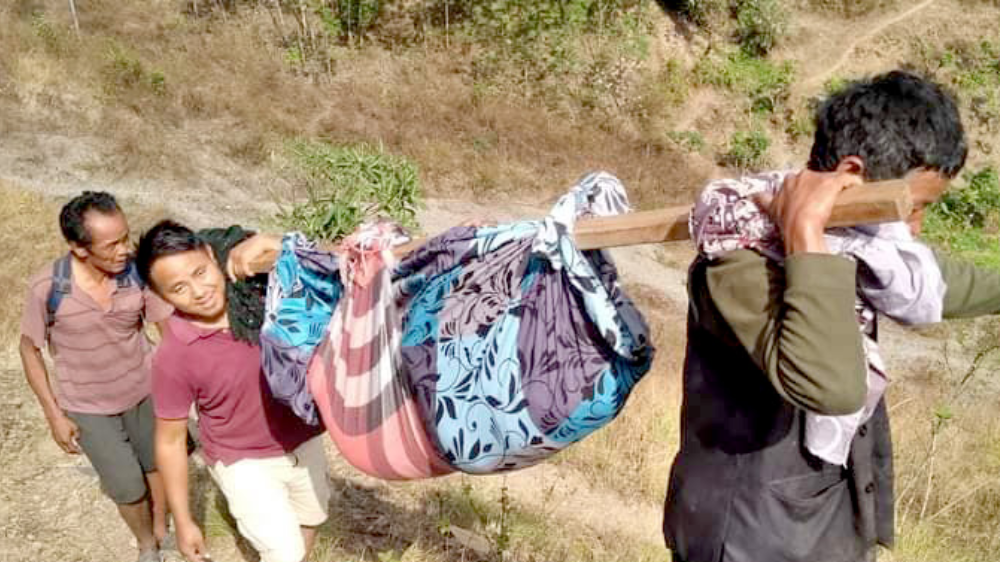 जनताको दुख: कसले बुझ्ने ,  गर्भवतीलाई झोलुङ्गेमा झुन्ड्याएर अस्पताल