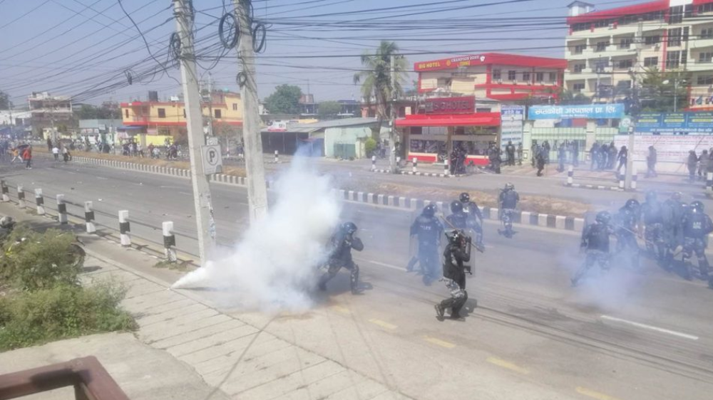 विराटनगरमा प्रहरी र प्रदर्शनकारीबीच झडप हुँदा अश्रुग्यास र ढुंगामुढा प्रहार