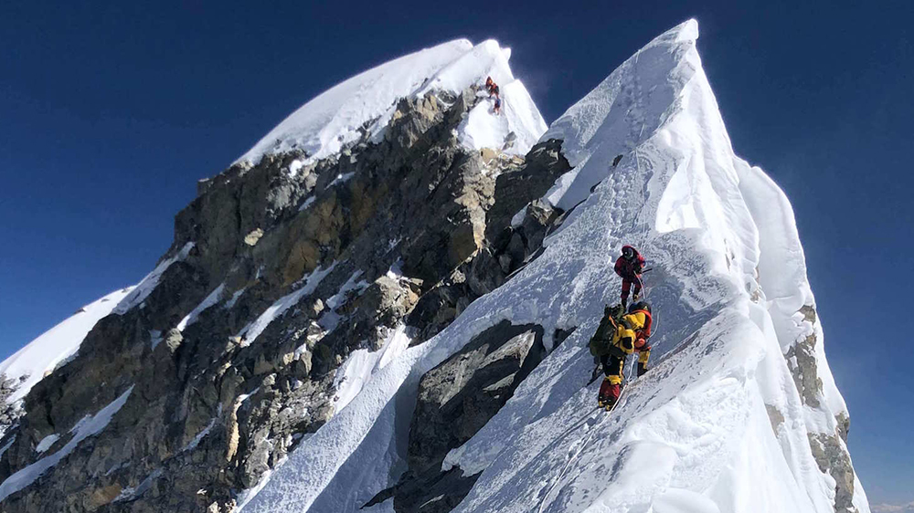 सगरमाथामा तीन आरोही बेपत्ता , हेलिकप्टर मार्फत खोजी कार्य जारी